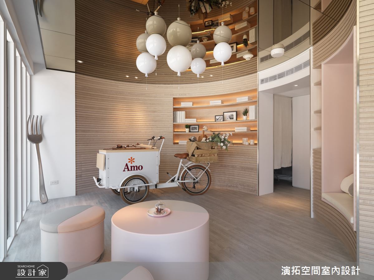 鏡面天花化解低矮結構、聯通室內外之景，學院內的人文浪漫咖啡館