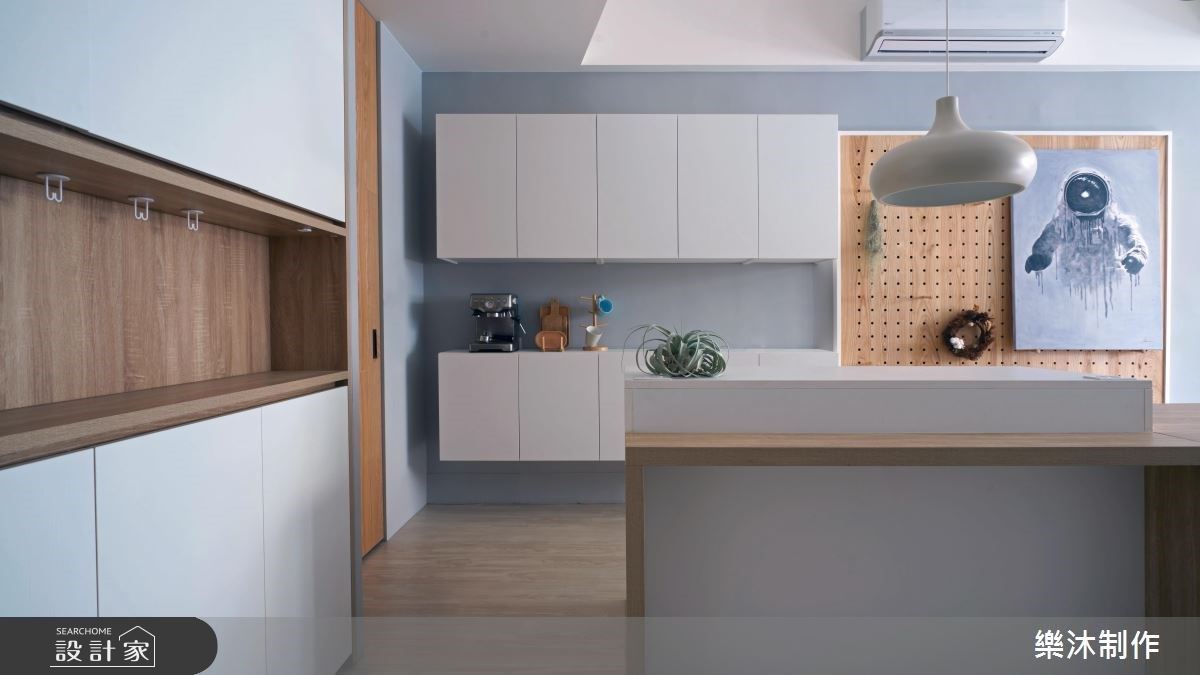 屏風設計 X 洞洞板重拾老屋風采！木作貼皮後的北歐風住宅讓生活渲染天空...