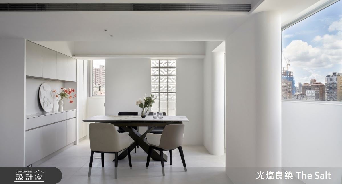 33坪白色老屋採光明亮、溫暖具清新感，良好收納機能展現重實用機能的決心！