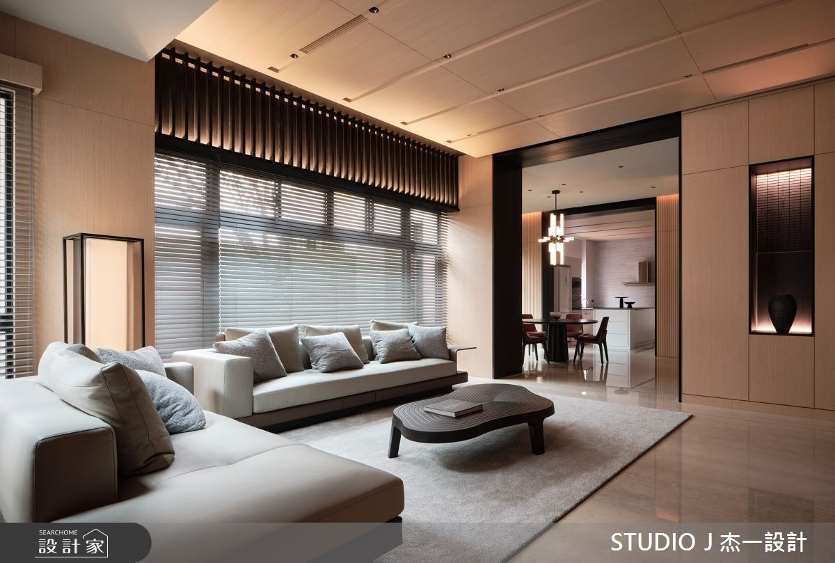 現代日式風的透天別墅，深淺木色材質營造細節讓生活更自適