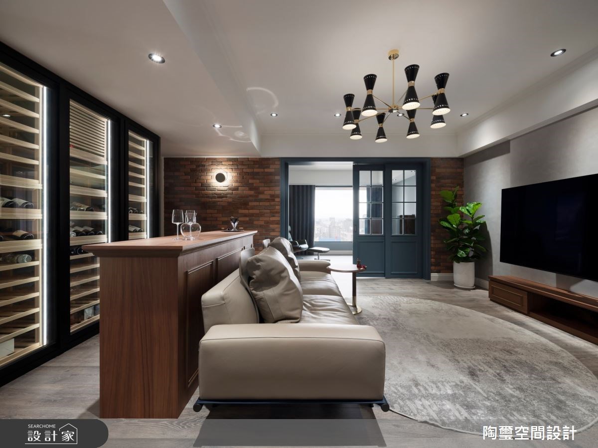 訂製酒窖滿足品飲專業戶！1+1 房設計綜合品酒與視聽空間，32 坪毛胚屋披...