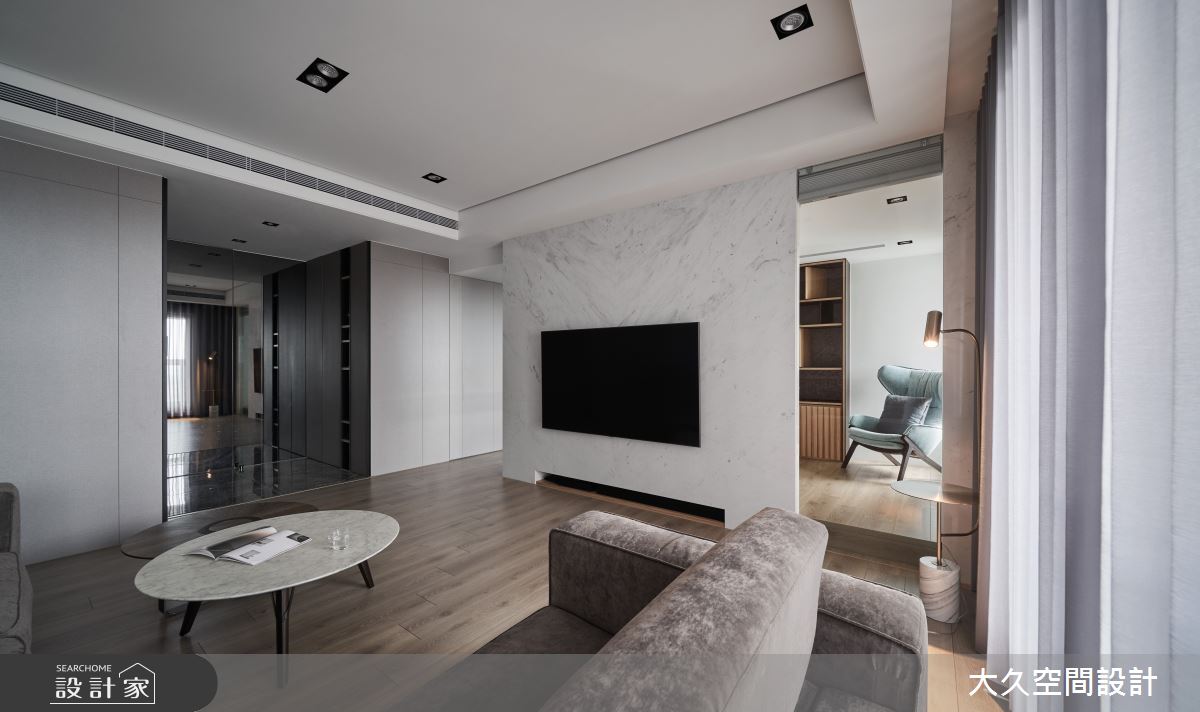不做滿電視牆劃出回字動線！現代風私宅有隔間無隔閡