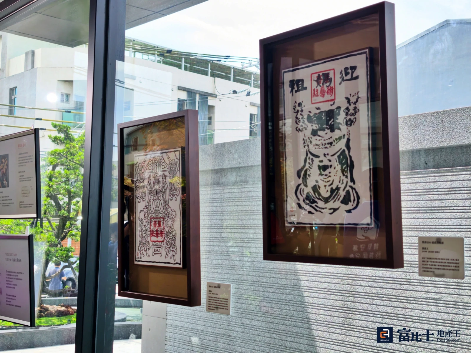 藝術家劉進文於現場展示「茄苳入石柳」作品及拓印。(圖/記者蘇茵慧)