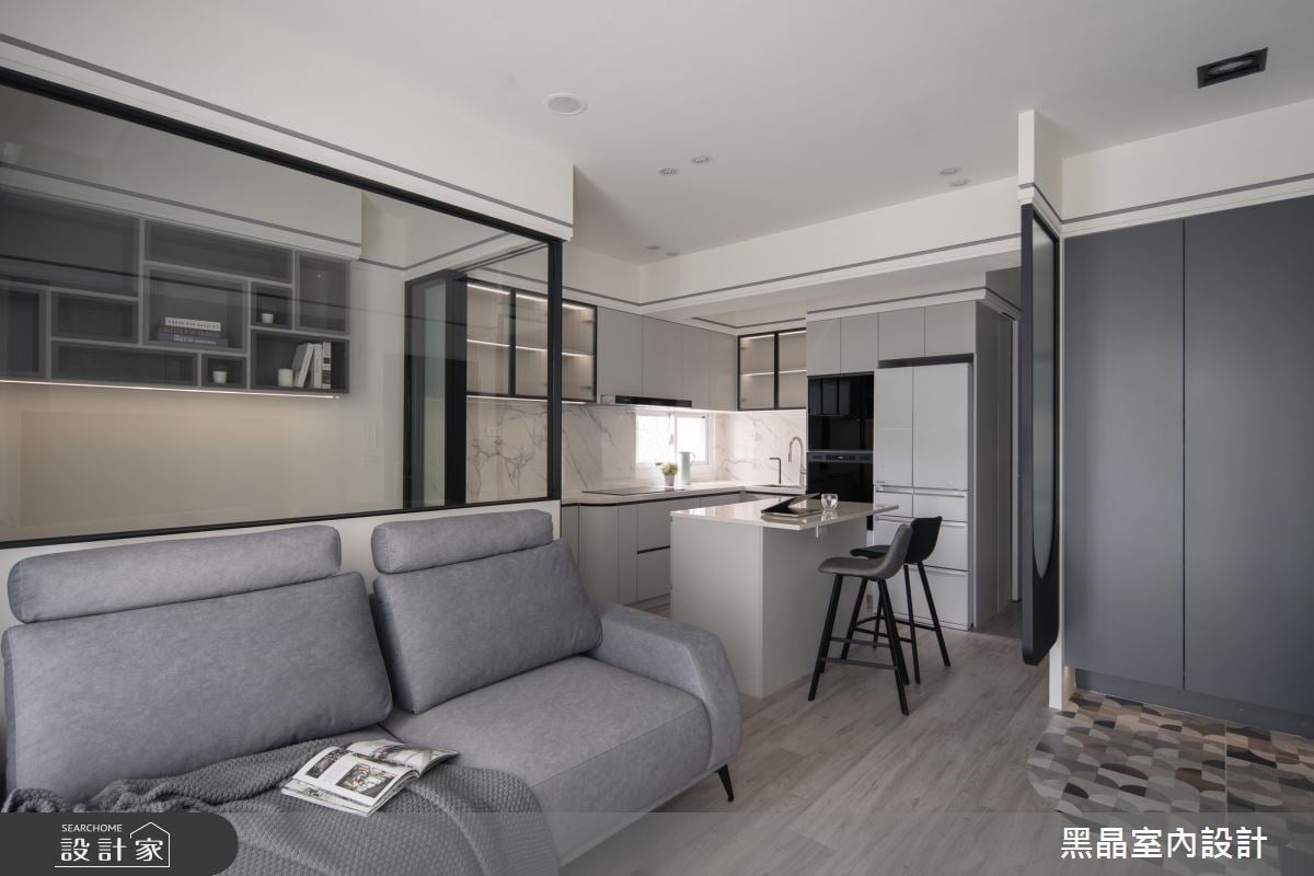 18.5坪老屋，用溫暖與質感妝點小夫妻的新婚宅！輕柔灰X虹光玻璃，構築優...