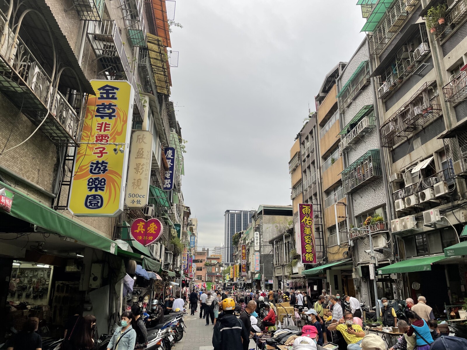 早期興建的步登公寓或住商混合大樓，常因一樓作為店面或停車空間而減少牆面支撐，形成俗稱「軟腳蝦」的軟弱底層結構。這類先天體質的弱點，並不會因為外牆拉皮或更換管線而消失，是屋主在評估資產延壽時，必須優先正視的耐震關鍵。（圖片來源：戴雲發Alfa Safe建築系統）