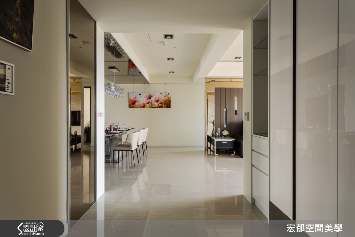 善用轉角小空間 打造 55 坪純白鏡屋光感生活