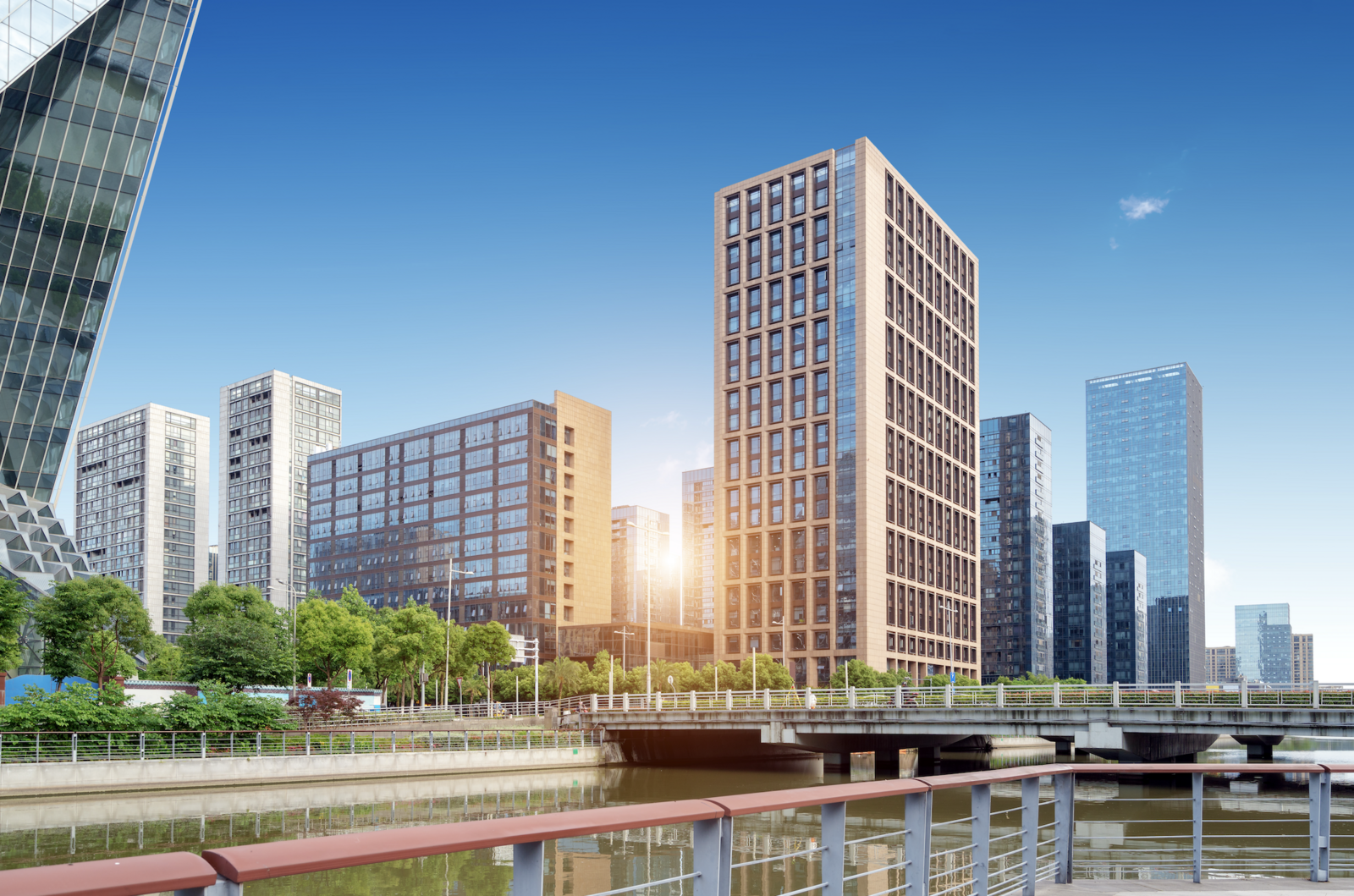 預售屋廣告戶真的划算嗎？揭秘低價標籤背後：車位加價、採光地雷與合約陷阱全解析