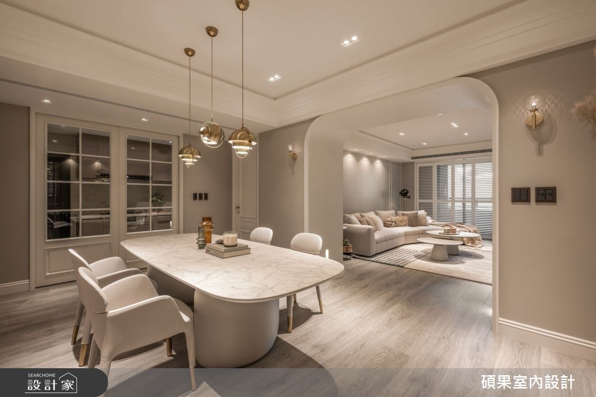 活用長型廊道升級玄關機能！40 坪中古屋以拱型設計與電動門化解各種風水...