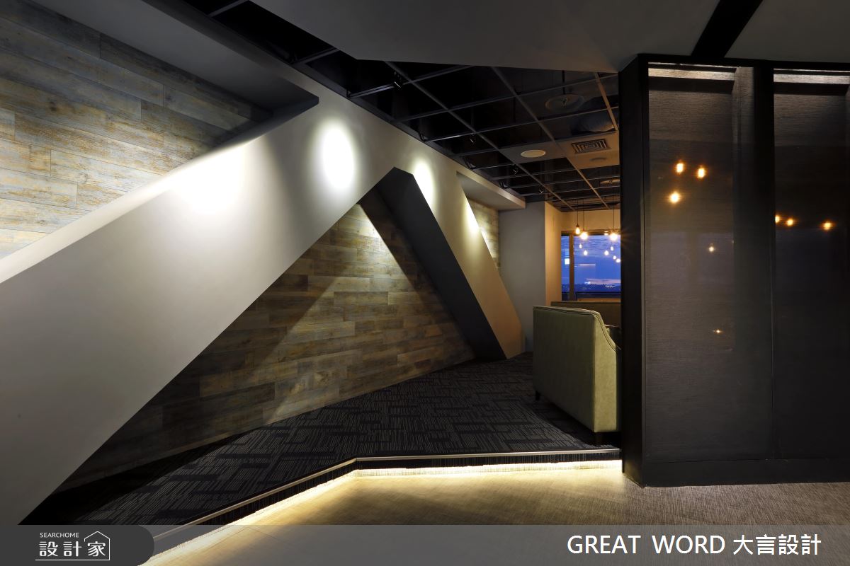 走進微型紐約！小酒館 x 復古沙發 x 燈光的都市交響樂