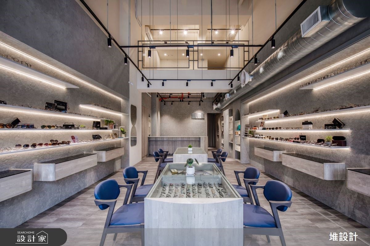 望見超明亮的工業風視野！以鏡面拉門玩轉商業空間，加上廢棄眼鏡裝飾更...