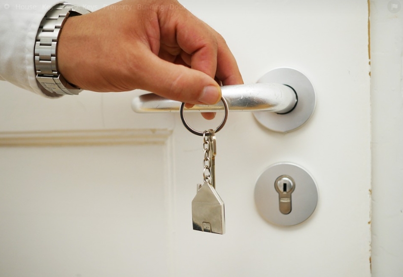 年薪80萬「狂電7成上班族」！男嘆買不起房 反遭網噴爆