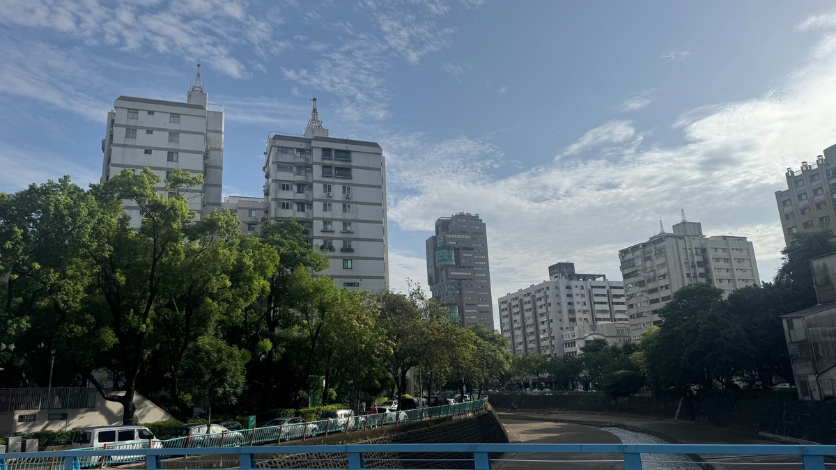 央行示警房貸負擔仍重！交易量年減25％、待售新成屋破11萬宅　房市進入...