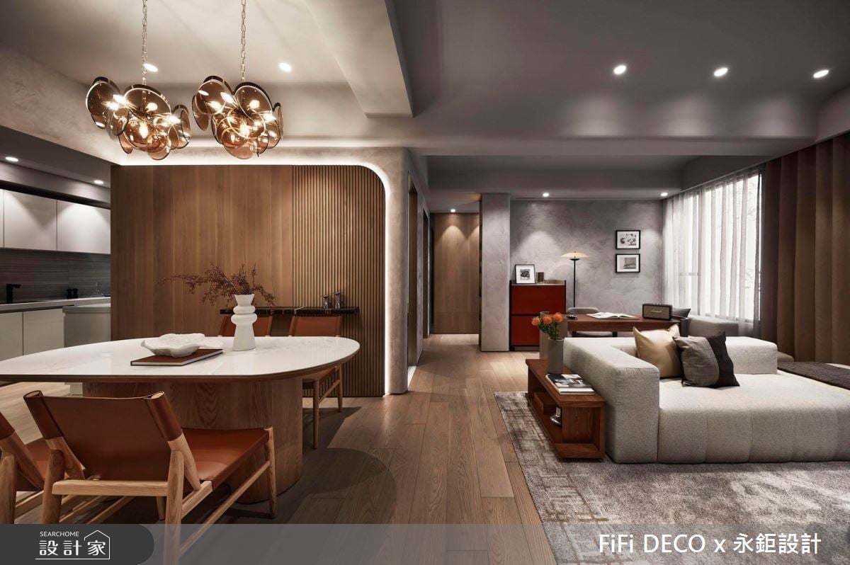 引用劇場美學鋪敘人生劇本，低彩度色調與靜謐光影交織四季三餐