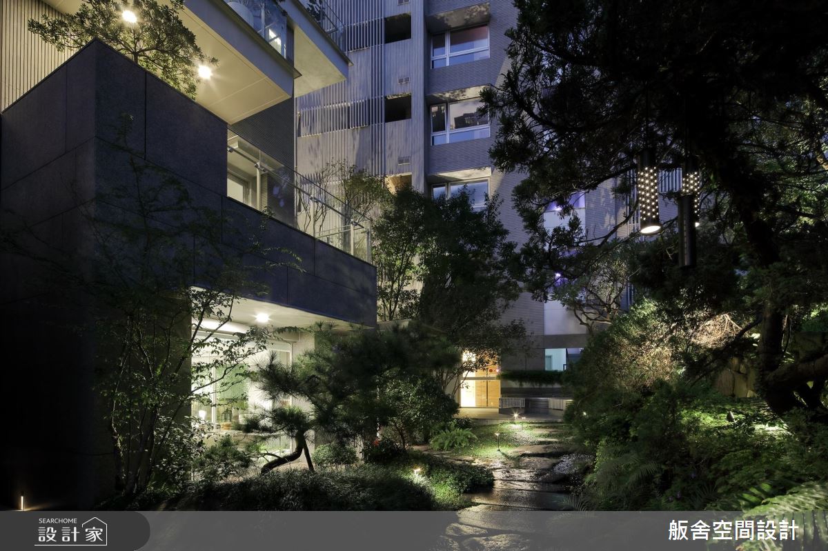 把熱帶景觀搬進室內！5 層樓現代風豪邸綠意叢生 