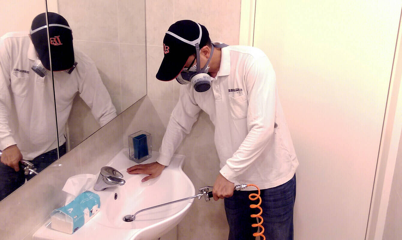 專業廠商的居家消毒服務全面噴灑，讓家人使用更安心。圖信義居家提供。