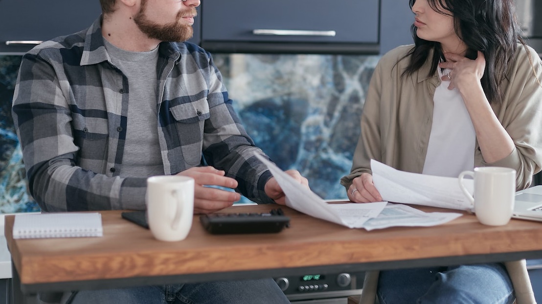 公婆要賣老家透天！她想買老公卻反對 網友看法一面倒
