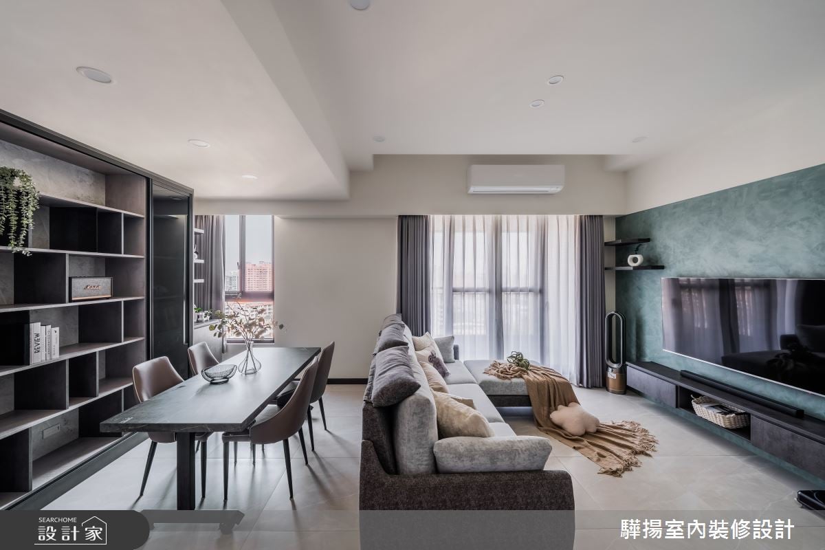 徜徉綠意森林宅邸！玄關洞洞板收納、綠色電視牆與玻璃木質櫃體，交織愜...