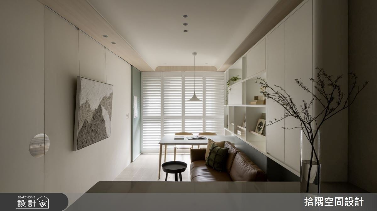 15 坪小宅竟有大書牆？ 用雙面收納設計，為愛閱讀的屋主夫妻打造溫馨現...