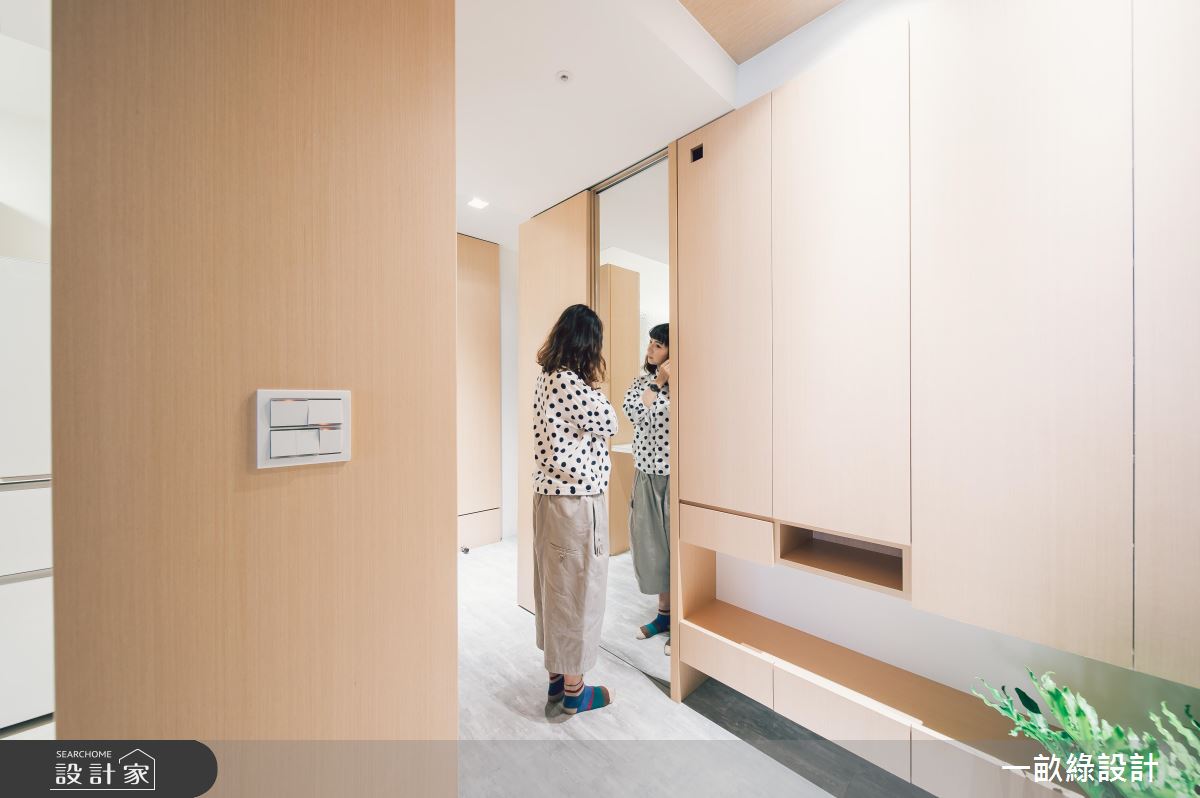 25 坪現代宅，給你光感綠意好客廳，隨時變身電影院！