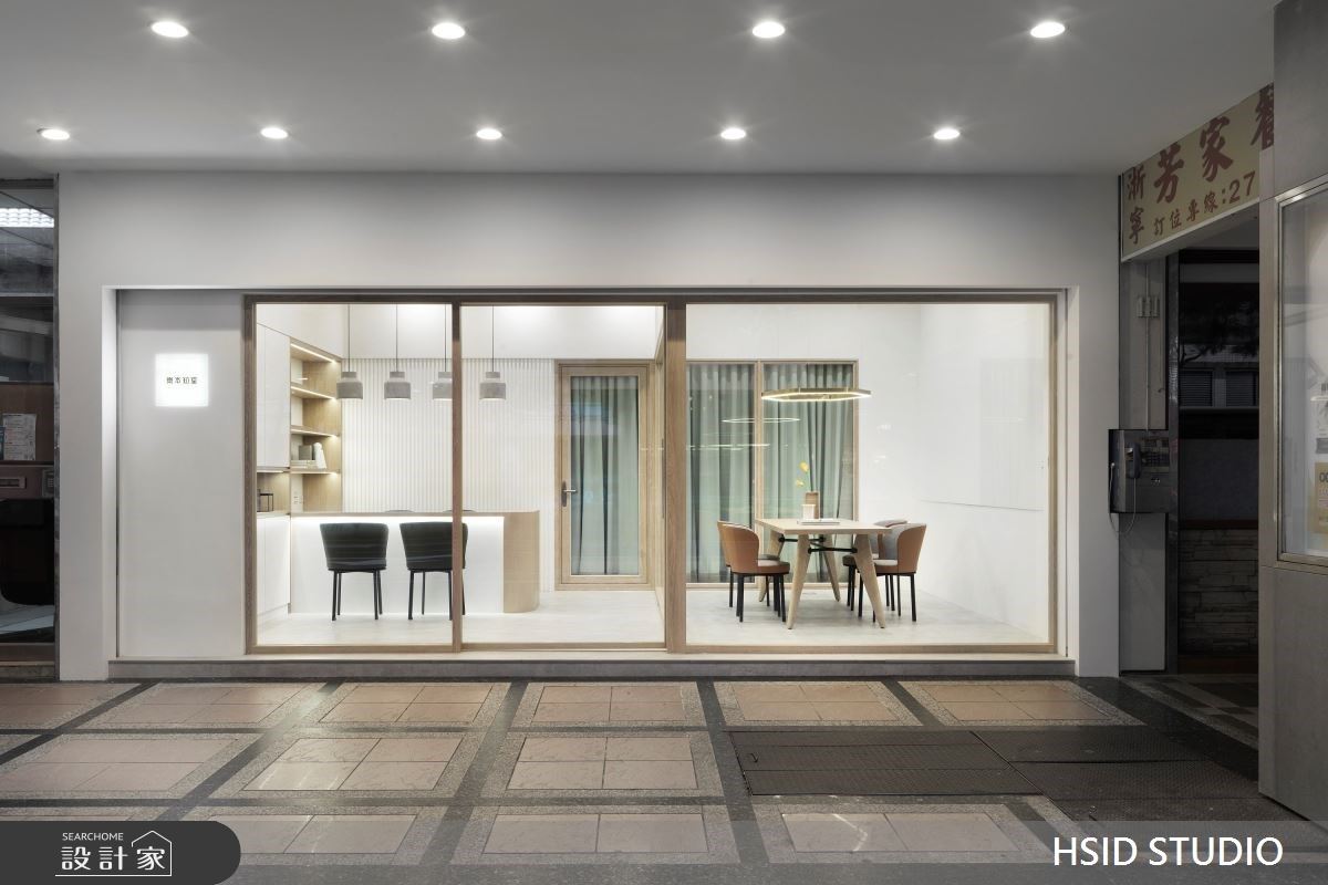 彷彿來到日系文青咖啡廳！徜徉純白和清新木質的補習班設計