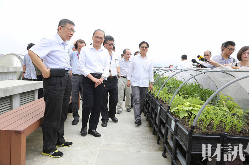 左批前瞻建設計畫　右擋北農人事