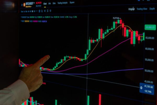 AI光通訊迎黃金成長期　FCC禁令利空鈍化，00877回檔後浮現布局契機