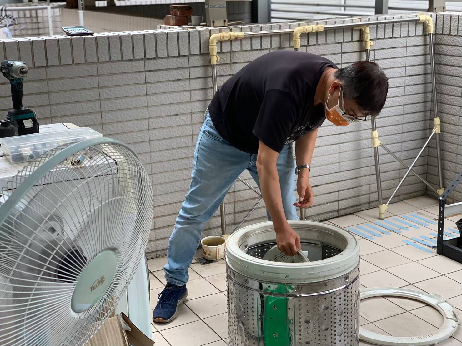 看不見的洗衣機內槽，不僅易藏汙納垢，還易增生細菌。圖信義居家提供