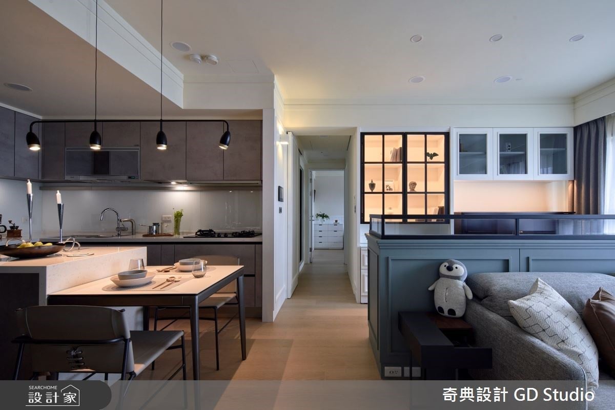 訂製理想生活格局！21 坪美式宅植入中島與旋轉屏風優化餐廚，擁抱多功能...