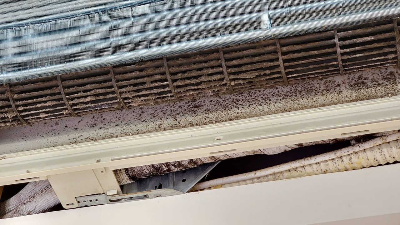 冷氣流水像小瀑布！師傅一拆他驚呆：噁到爆