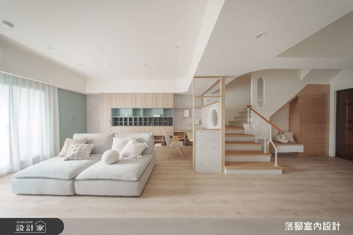 「一戶兩層」景觀日式慢生活！樓梯旋轉 90 度成就方正格局，清水模與綠...