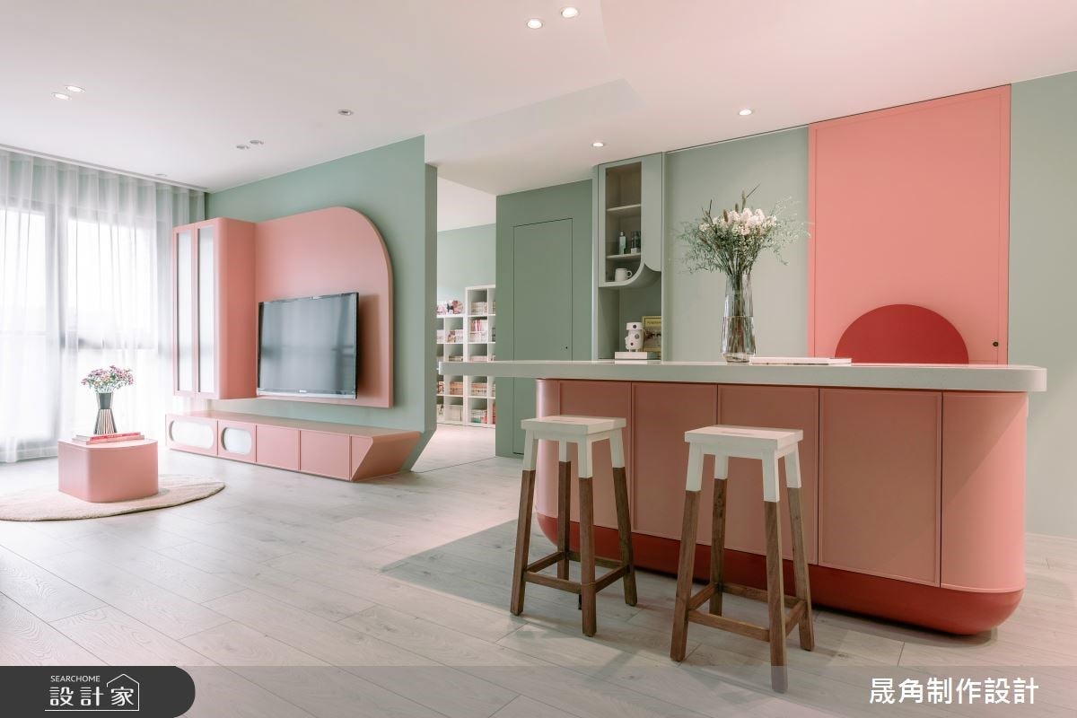 2024 年度Pantone色「柔和桃」混搭鼠尾草綠！25 坪北歐宅訂製書牆，收藏...