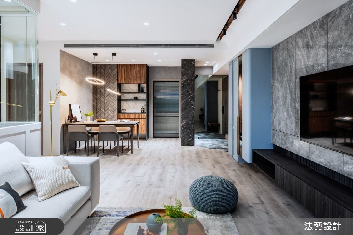 我們的新家鄰居都搶著參觀！機能玄關、玻璃書房與收納櫃的一抹藍， 成就...