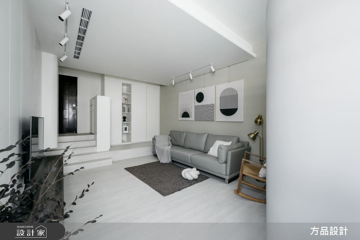 席地而坐超放鬆！15 坪長型老屋改造，階梯式入口與弧形半牆激發小宅魅力