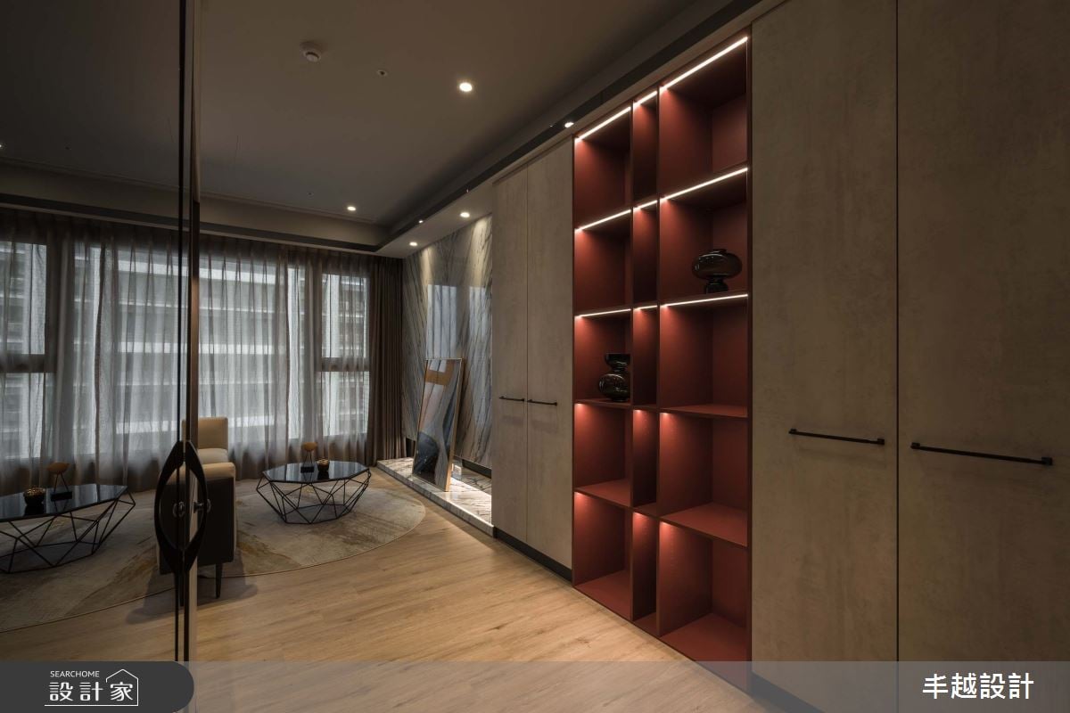 異材質拼接佐細緻暖光與赭紅，打造13坪小宅裡的五感饗宴