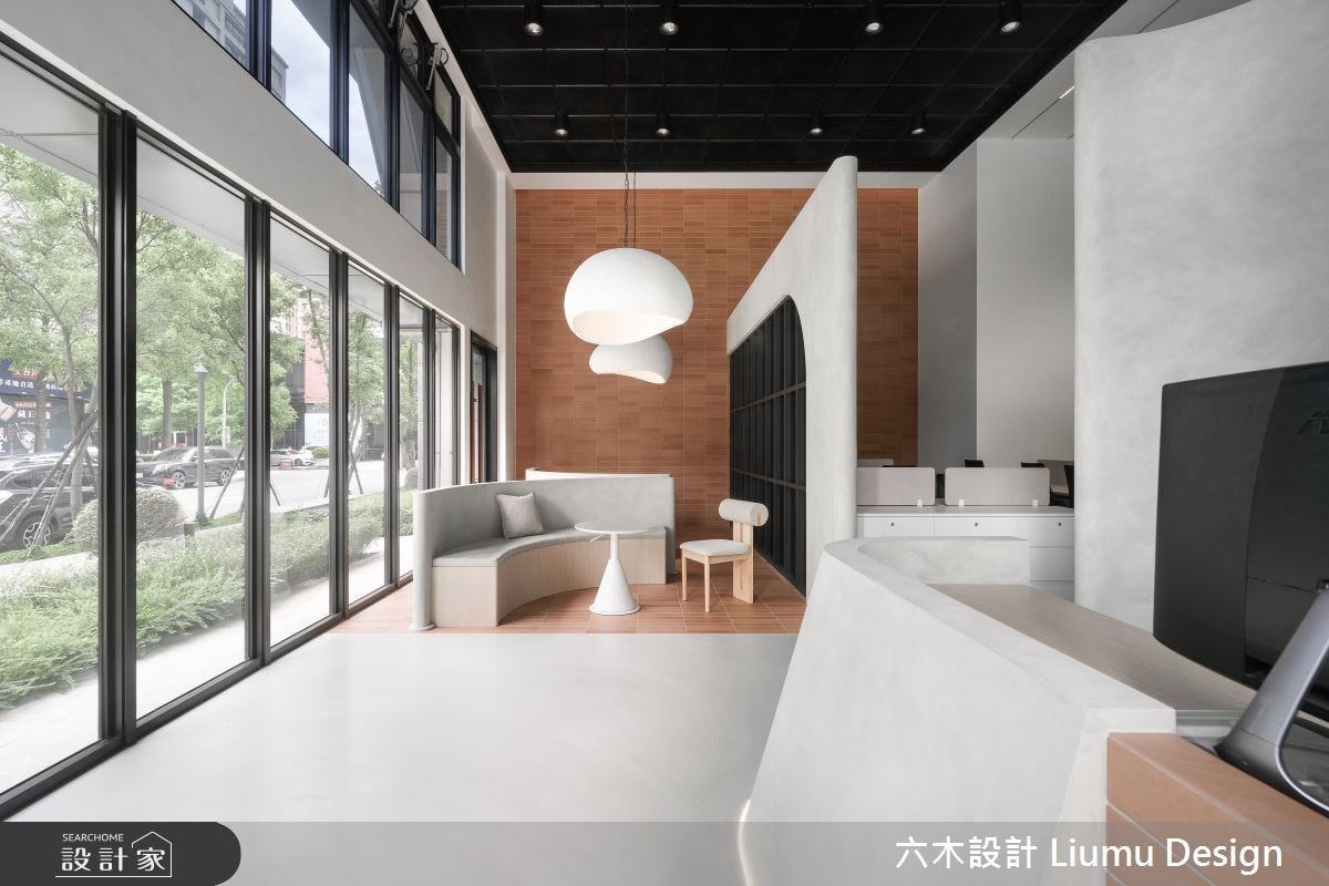超時尚不動產辦公室！挑高紅磚牆、玻璃窗下，打造隱含在地意象的吸睛打卡點