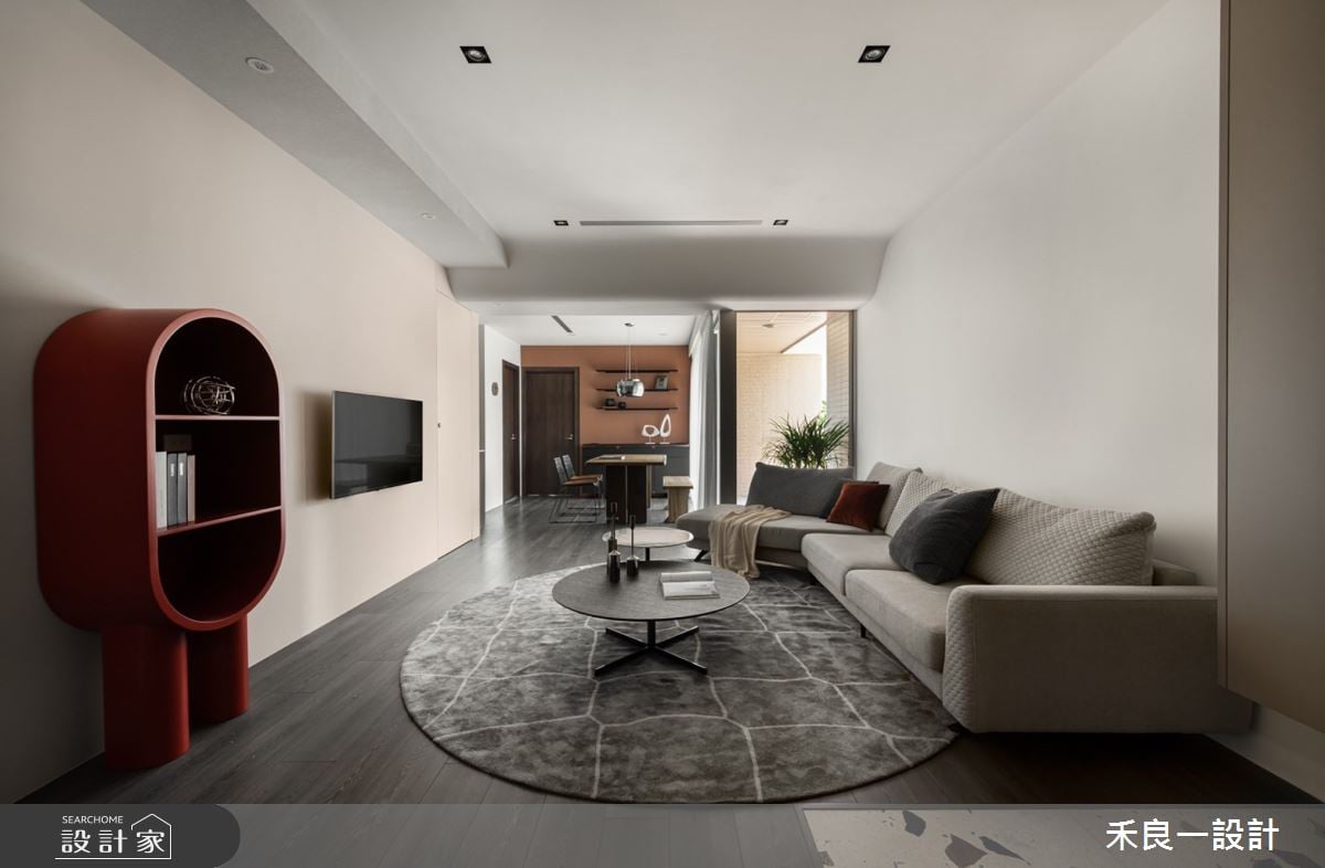 大地色系點綴繽紛色彩，開放式餐廚與寬敞客廳陪伴一家五口的甜蜜時光