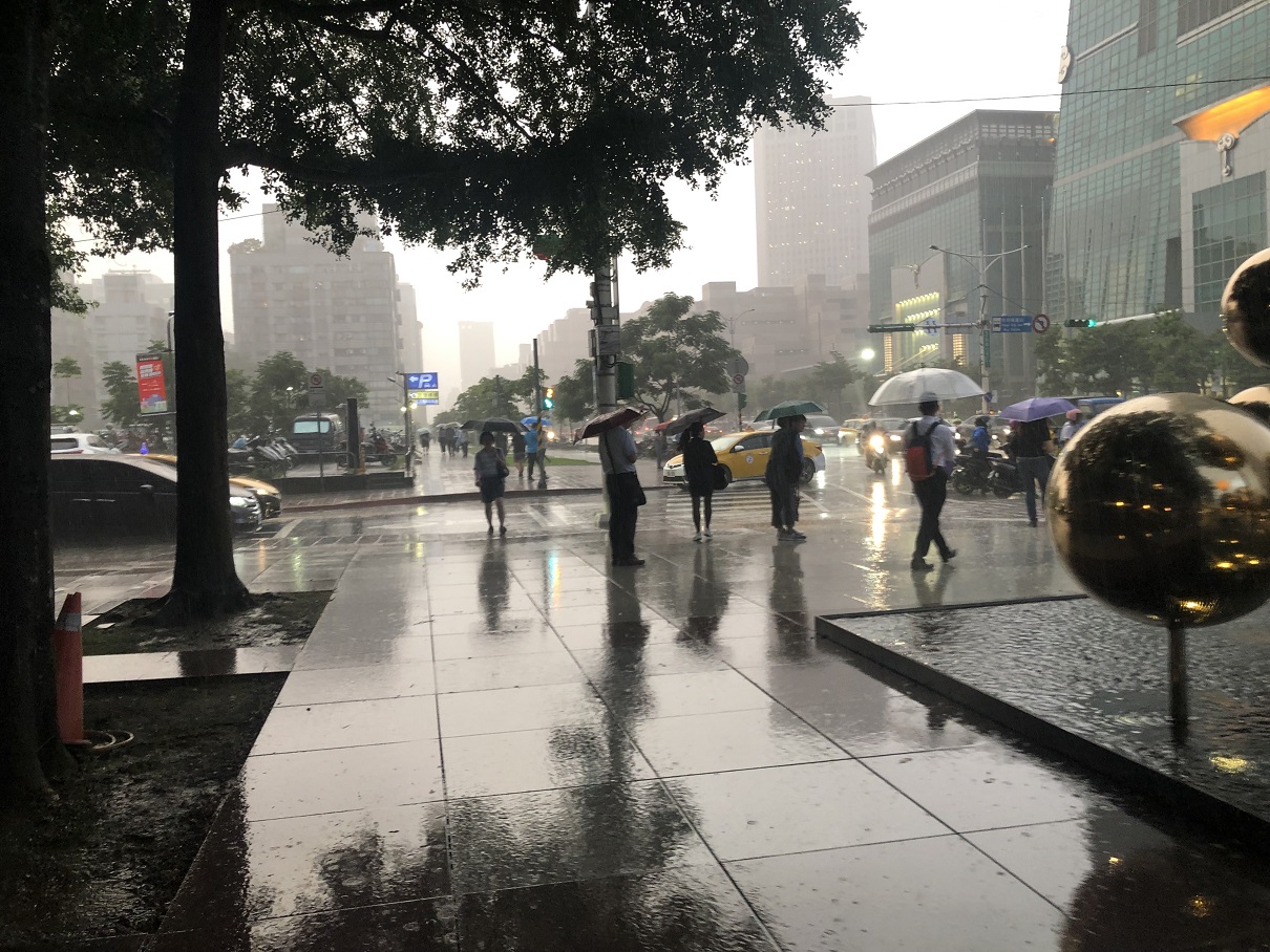 雨彈轟炸！達人曝住宅常見3大漏水點 親授檢視補救方法