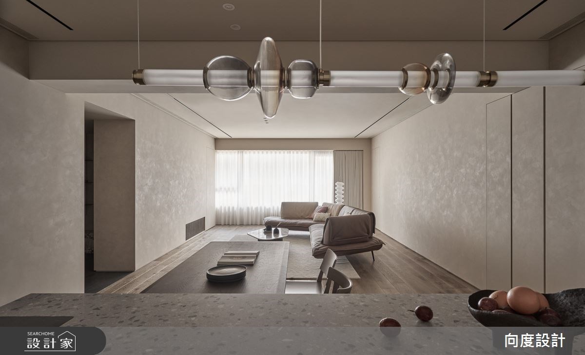 中島設計、漫畫間與更衣室！40坪現代單身宅，投入溫暖大地色的療癒擁抱