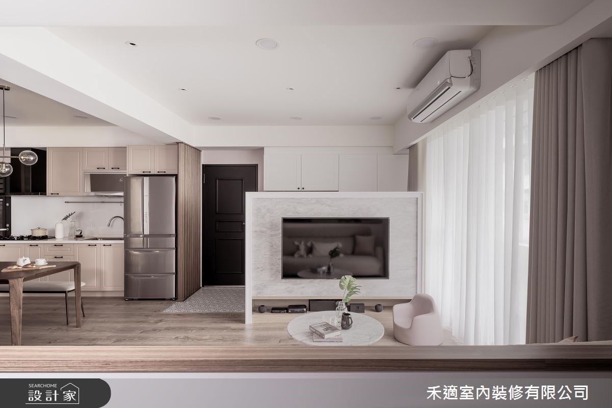 48 年高齡老屋改造計畫！電視半牆化解畸零格局、廚房翻新升級餐廚機能，...