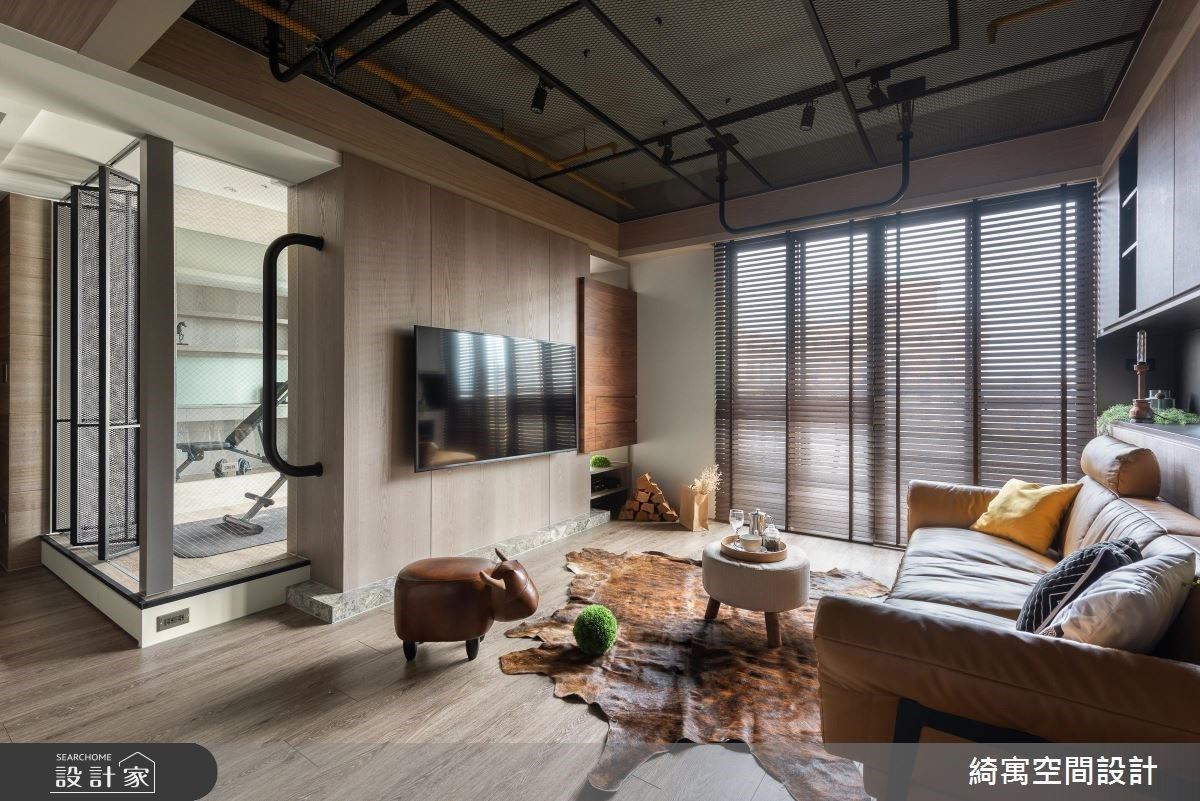 層層穿透的框景，錯落又深廣的工業風