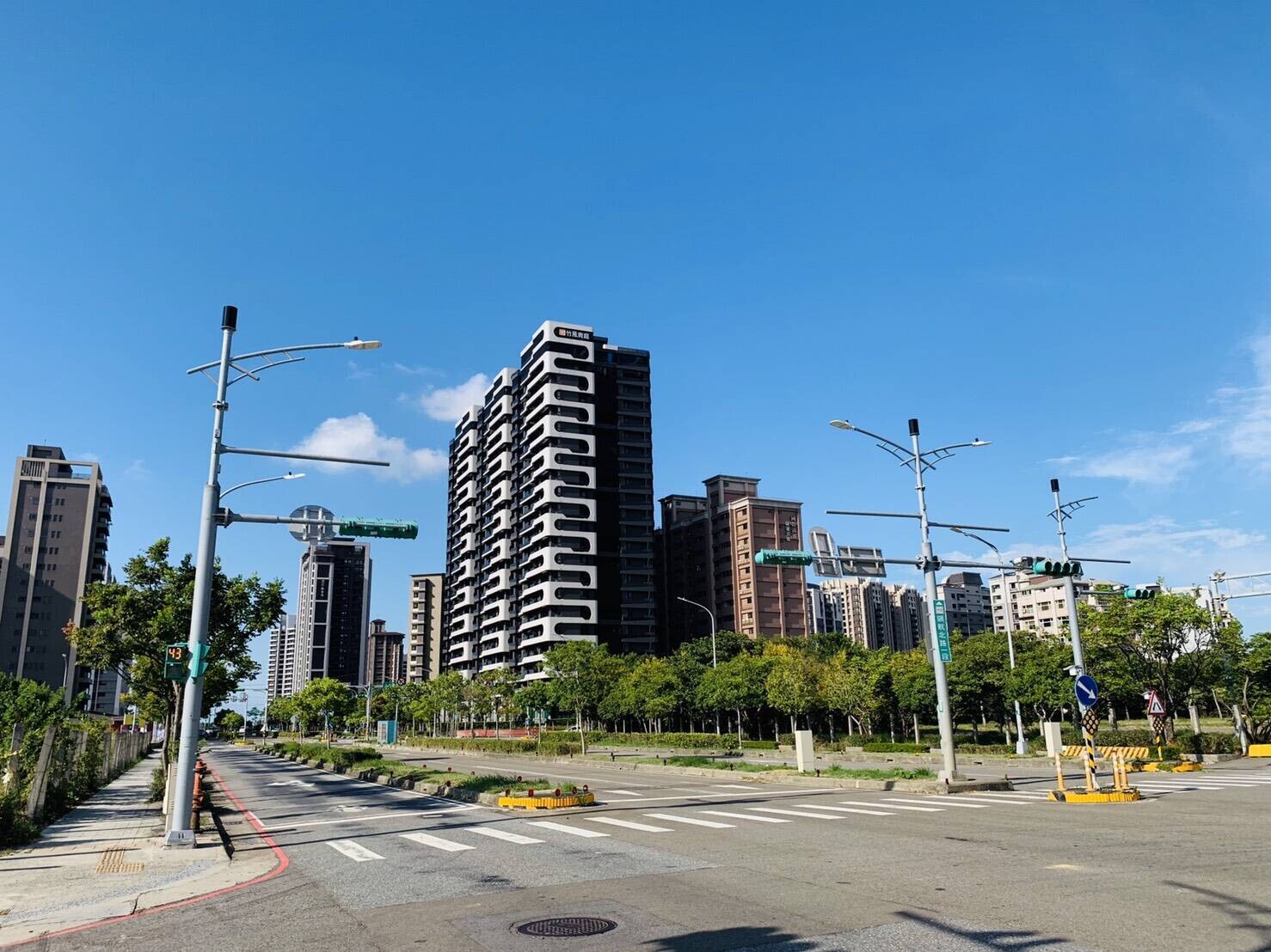 桃園具有交通建設及人口紅利，且工業區以及開發中的產業園區帶動更多產業進駐，就業人口也隨之增加，都是支撐桃園發展重要因素。