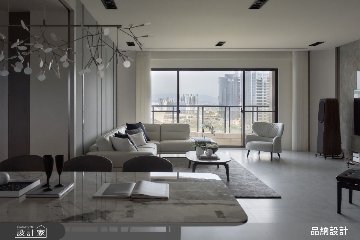跟著質感灰的輕奢步調走！居高臨下的現代景觀宅，以超寬敞客廳迎來親友...