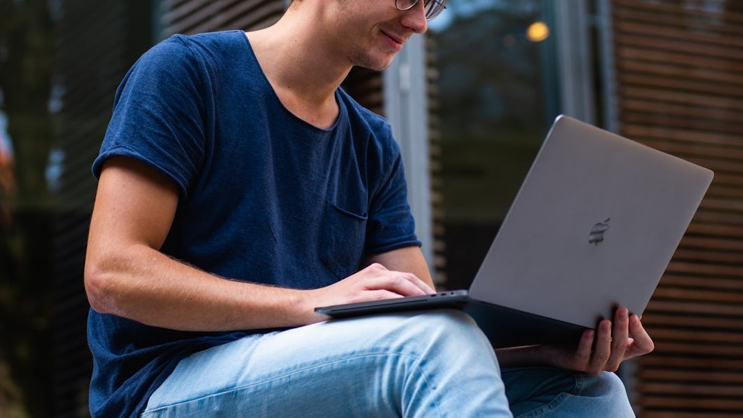 Z世代花錢不手軟「iPhone年年換又開豪車」？ 他嘆：年薪百萬都不敢這樣燒