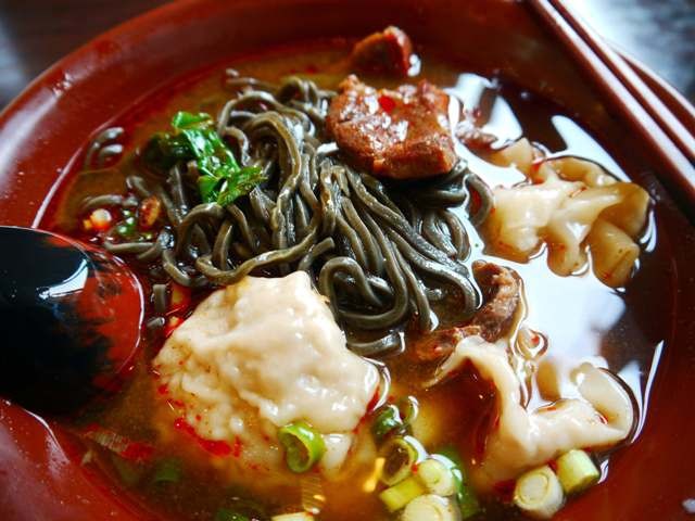 食材搞混搭-墨魚麵條落入台式牛肉湯