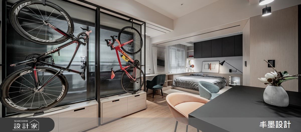 8坪現代風宅訂製拉門確保採光、區隔空間、展示興趣，同時消弭櫃體也滿足...