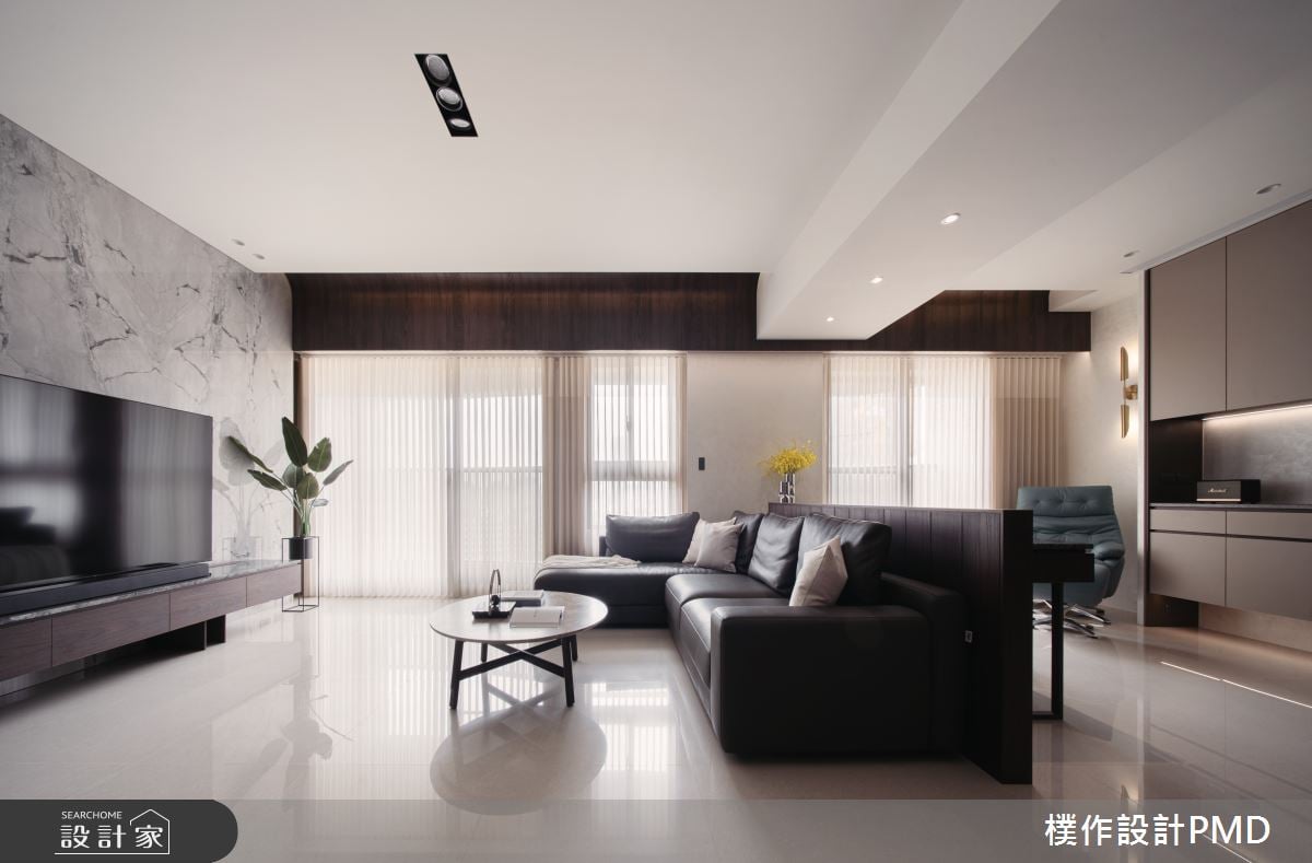 內斂奢華風蔓延一室！鍍鈦金屬於沉穩色調中綻放光彩，動線導入機能提升...