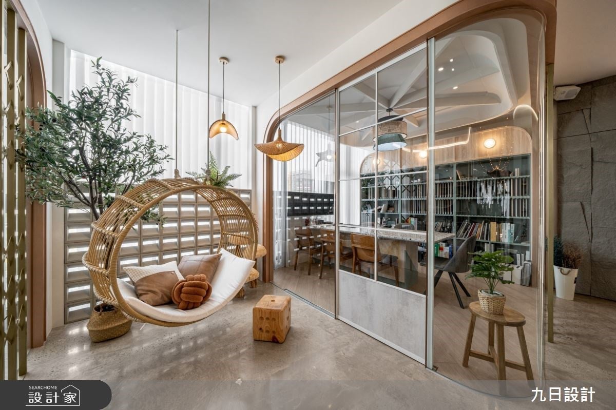 辦公室竟然可以綠意盎然！玻璃包廂與訂製辦公桌組隊，木系建材搭配植物...