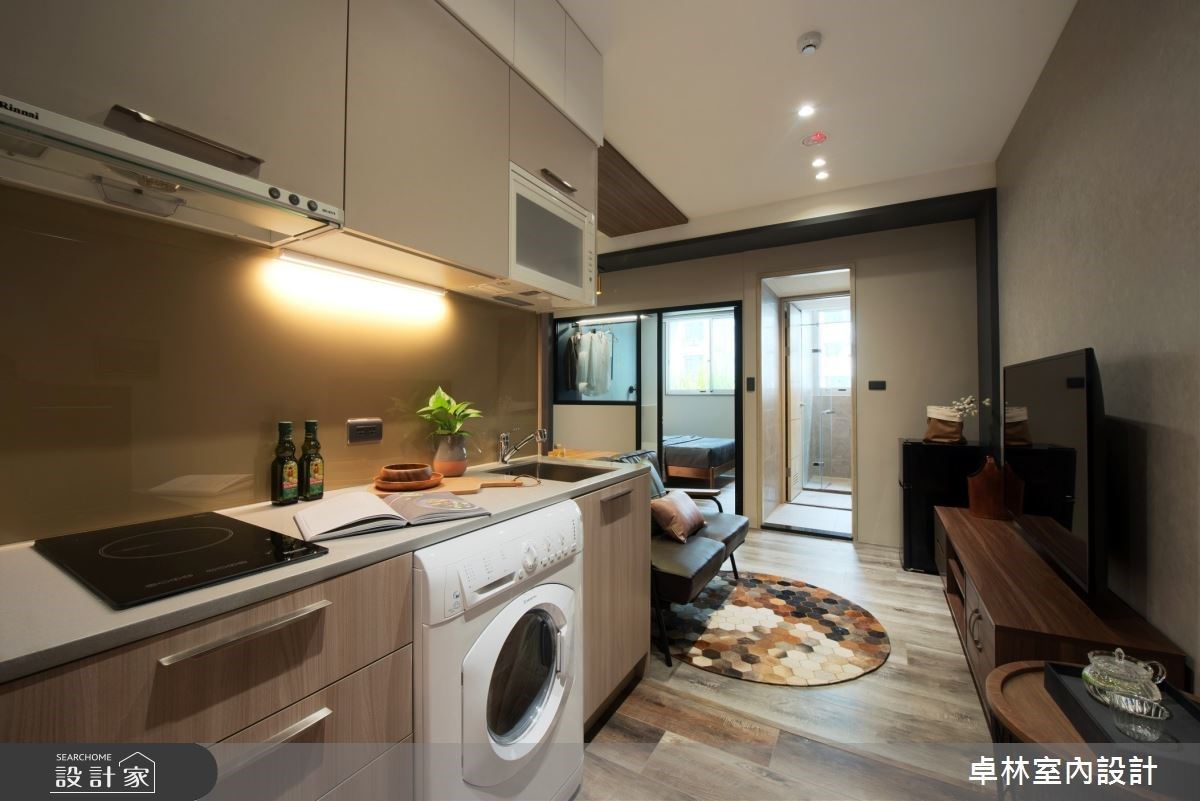 開箱銀行主管的單人套房！日式規劃將洗衣機放廚下，8 坪擁有臥榻、書房...