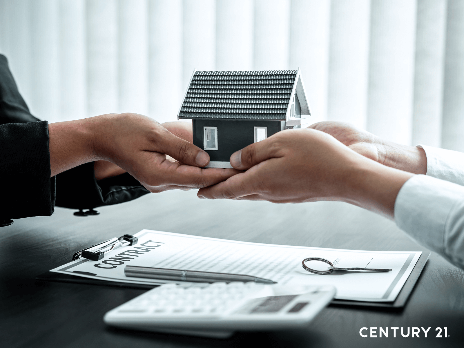 建議申辦貸款前先試算還款金額，以衡量自己未來能否負擔。（圖片來源_21世紀不動產）