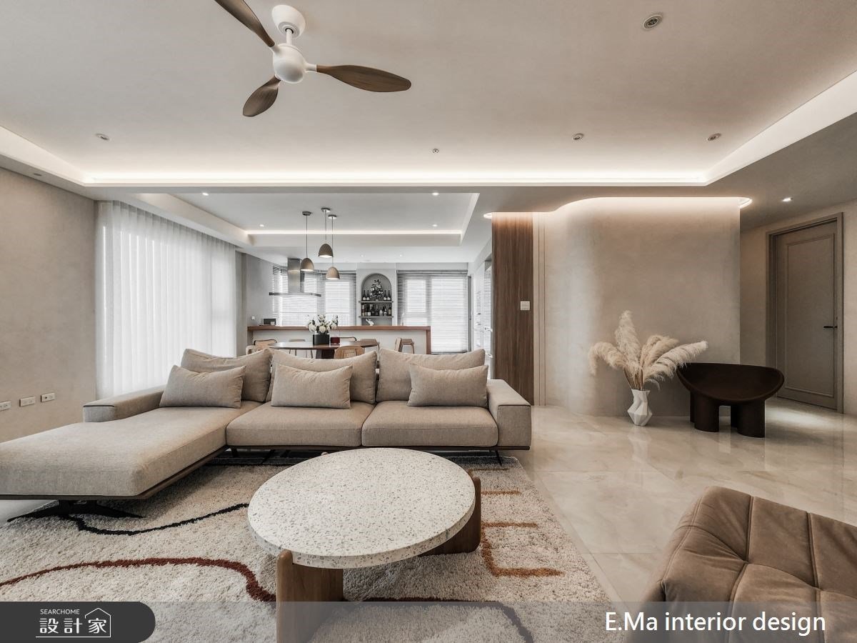 溫醇奶茶色調X燈帶光影，實現寧靜的侘寂風豪宅，中島吧台與精品級更衣室...